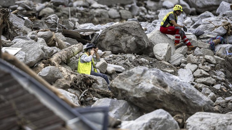 Hujan deras mengguyur wilayah lembah Mesolcina di wilayah Grisons, Swiss selama beberapa hari menyebabkan banjir dan tanah longsor. (Tangkapan Layar Video Reuters/YURY LIBERAU)