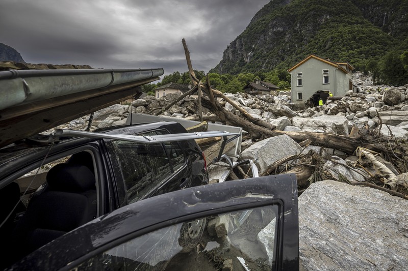 Hujan deras mengguyur wilayah lembah Mesolcina di wilayah Grisons, Swiss selama beberapa hari menyebabkan banjir dan tanah longsor. (Tangkapan Layar Video Reuters/YURY LIBERAU)