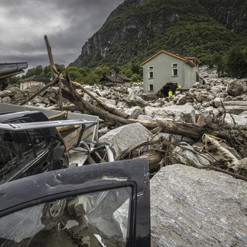 Banjir Bandang Hantam Swiss, Batu Raksasa Timpa Rumah-Jalan Bolong