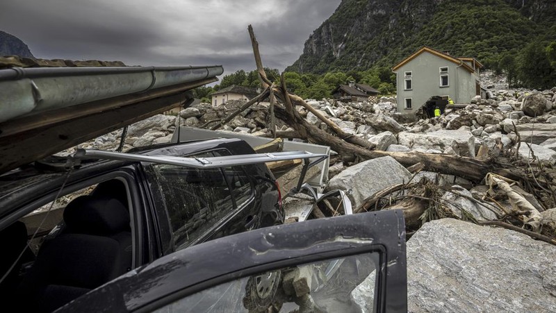Hujan deras mengguyur wilayah lembah Mesolcina di wilayah Grisons, Swiss selama beberapa hari menyebabkan banjir dan tanah longsor. (Tangkapan Layar Video Reuters/YURY LIBERAU)