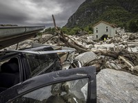 Banjir Bandang Hantam Swiss, Batu Raksasa Timpa Rumah-Jalan Bolong