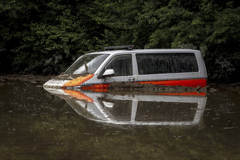 Hujan deras mengguyur wilayah lembah Mesolcina di wilayah Grisons, Swiss selama beberapa hari menyebabkan banjir dan tanah longsor. Hujan deras mengguyur wilayah lembah Mesolcina di wilayah Grisons, Swiss selama beberapa hari menyebabkan banjir dan tanah longsor. (Tangkapan Layar Video Reuters/YURY LIBERAU)