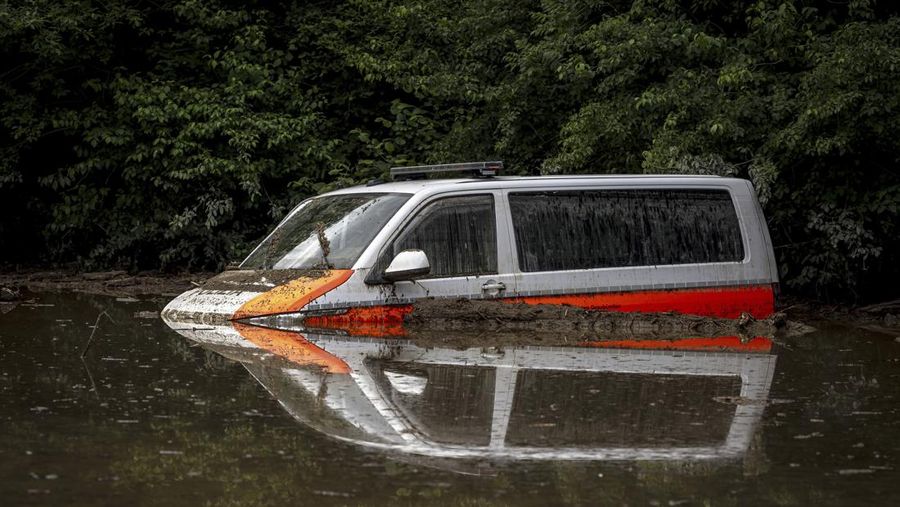 Hujan deras mengguyur wilayah lembah Mesolcina di wilayah Grisons, Swiss selama beberapa hari menyebabkan banjir dan tanah longsor. (Tangkapan Layar Video Reuters/YURY LIBERAU)