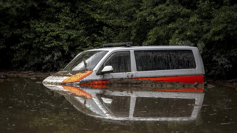 Hujan deras mengguyur wilayah lembah Mesolcina di wilayah Grisons, Swiss selama beberapa hari menyebabkan banjir dan tanah longsor. (Tangkapan Layar Video Reuters/YURY LIBERAU)