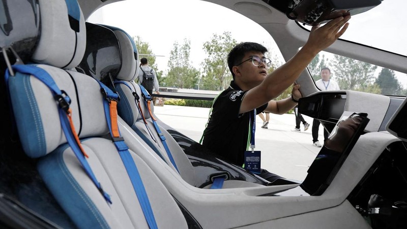 Mobil terbang listrik XPeng Voyager X2 karya XPeng AeroHT, dipamerkan di Beijing, China 18 Juni 2024. (REUTERS/Tingshu Wang)