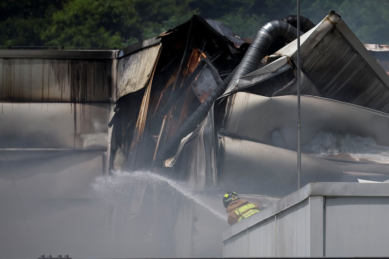 Asap mengepul dari sebuah gedung menyusul kebakaran mematikan di pabrik baterai di Hwaseong, Korea Selatan, 24 Juni 2024. (REUTERS/Kim Hong-ji)