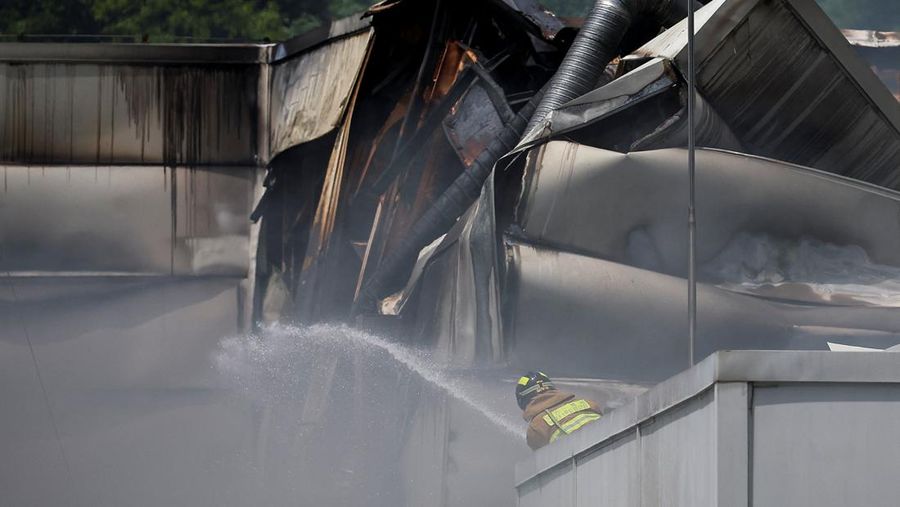 Asap mengepul dari sebuah gedung menyusul kebakaran mematikan di pabrik baterai di Hwaseong, Korea Selatan, 24 Juni 2024. (REUTERS/Kim Hong-ji)