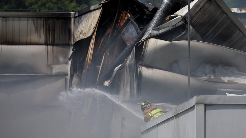 Asap mengepul dari sebuah gedung menyusul kebakaran mematikan di pabrik baterai di Hwaseong, Korea Selatan, 24 Juni 2024. (REUTERS/Kim Hong-ji)