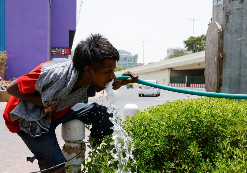 Seorang pria menutupi wajahnya menggunakan kain untuk melindungi dirinya dari sinar matahari saat dia memeriksa rel kereta api pada hari musim panas di New Delhi, India, 18 Juni 2024. Seorang pria menutupi wajahnya menggunakan kain untuk melindungi dirinya dari sinar matahari saat dia memeriksa rel kereta api pada hari musim panas di New Delhi, India, 18 Juni 2024. (REUTERS/Priyanshu Singh)