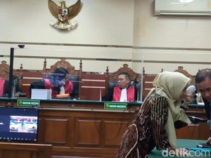 Siska Wati Terdakwa Kasus Potongan Insentif ASN Sidoarjo Jalani Sidang Perdana