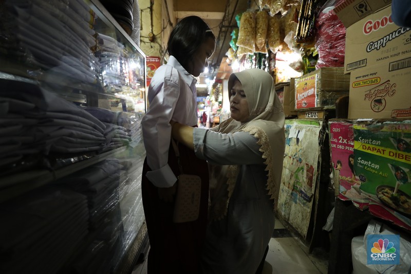 Suasana keramaian di salah satu toko baju seragam sekolah di Jakarta, Senin (24/6/2024). Suasana keramaian di salah satu toko baju seragam sekolah di Jakarta, Senin (24/6/2024). (CNBC Indonesia/Tri Susilo)