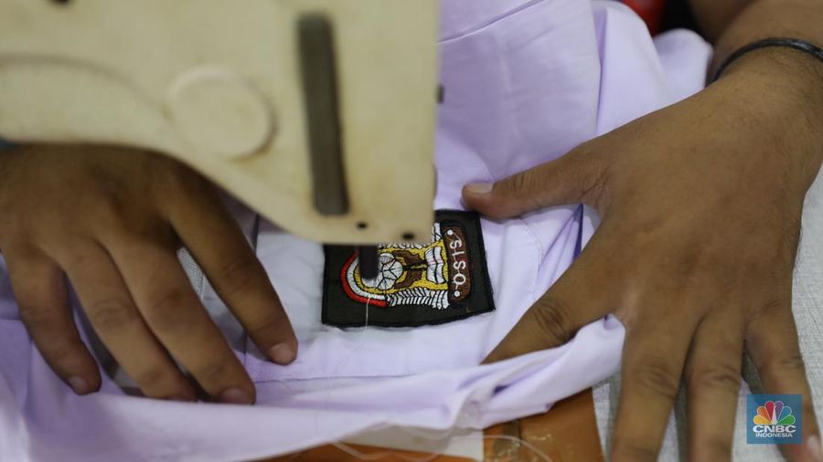 Suasana keramaian di salah satu toko baju seragam sekolah di Jakarta, Senin (24/6/2024). (CNBC Indonesia/Tri Susilo)