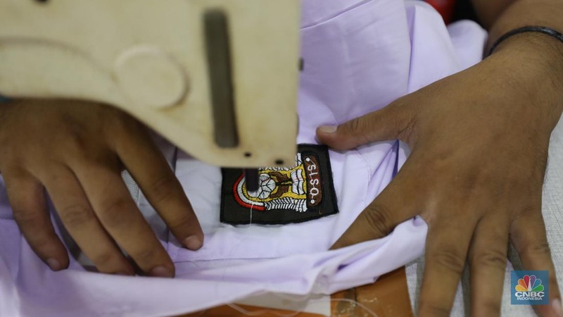 Suasana keramaian di salah satu toko baju seragam sekolah di Jakarta, Senin (24/6/2024). (CNBC Indonesia/Tri Susilo)