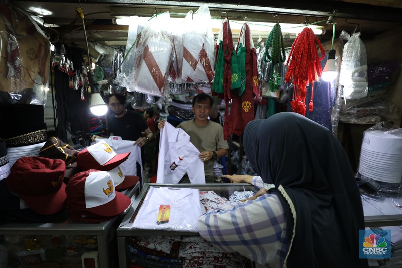 Suasana keramaian di salah satu toko baju seragam sekolah di Jakarta, Senin (24/6/2024). Suasana keramaian di salah satu toko baju seragam sekolah di Jakarta, Senin (24/6/2024). (CNBC Indonesia/Tri Susilo)