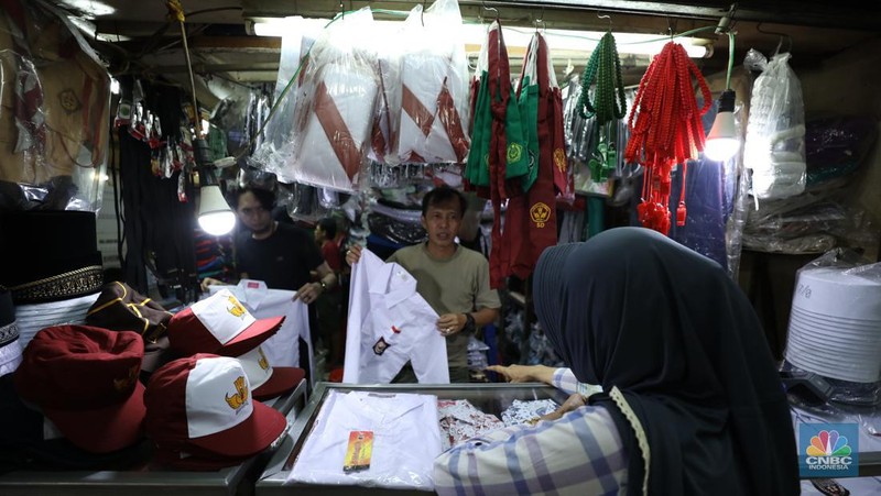 Suasana keramaian di salah satu toko baju seragam sekolah di Jakarta, Senin (24/6/2024). (CNBC Indonesia/Tri Susilo)