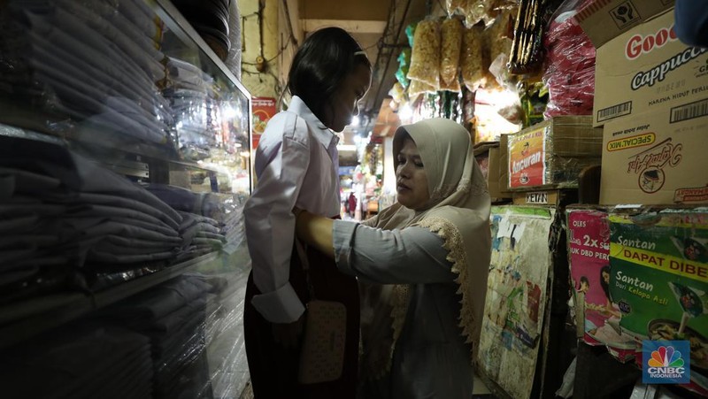 Suasana keramaian di salah satu toko baju seragam sekolah di Jakarta, Senin (24/6/2024). (CNBC Indonesia/Tri Susilo)