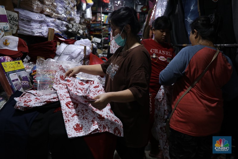 Suasana keramaian di salah satu toko baju seragam sekolah di Jakarta, Senin (24/6/2024). Suasana keramaian di salah satu toko baju seragam sekolah di Jakarta, Senin (24/6/2024). (CNBC Indonesia/Tri Susilo)