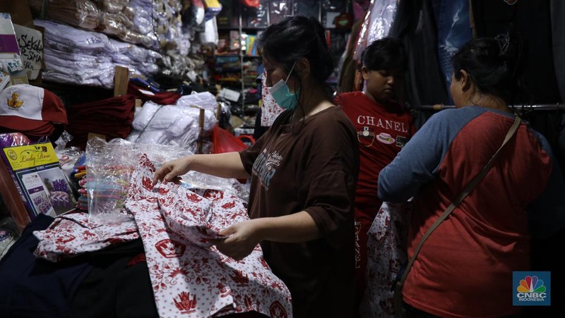 Suasana keramaian di salah satu toko baju seragam sekolah di Jakarta, Senin (24/6/2024). (CNBC Indonesia/Tri Susilo)