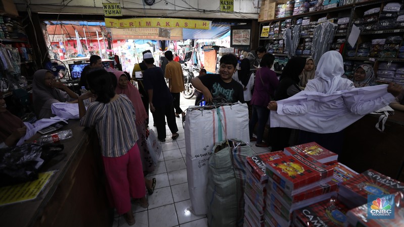Suasana keramaian di salah satu toko baju seragam sekolah di Jakarta, Senin (24/6/2024). Suasana keramaian di salah satu toko baju seragam sekolah di Jakarta, Senin (24/6/2024). (CNBC Indonesia/Tri Susilo)