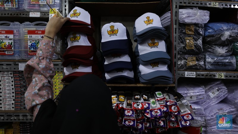 Suasana keramaian di salah satu toko baju seragam sekolah di Jakarta, Senin (24/6/2024). (CNBC Indonesia/Tri Susilo)