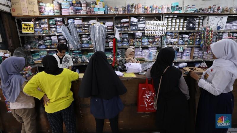 Suasana keramaian di salah satu toko baju seragam sekolah di Jakarta, Senin (24/6/2024). Suasana keramaian di salah satu toko baju seragam sekolah di Jakarta, Senin (24/6/2024). (CNBC Indonesia/Tri Susilo)