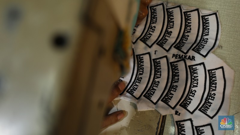 Suasana keramaian di salah satu toko baju seragam sekolah di Jakarta, Senin (24/6/2024). Suasana keramaian di salah satu toko baju seragam sekolah di Jakarta, Senin (24/6/2024). (CNBC Indonesia/Tri Susilo)