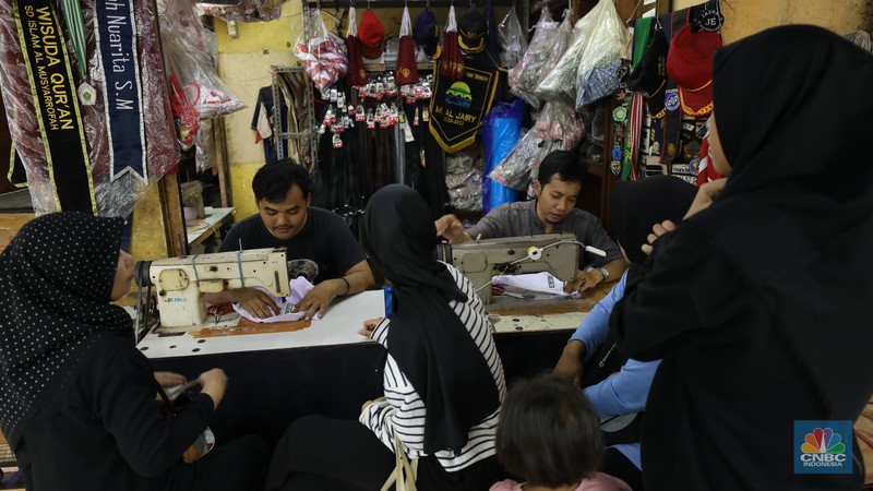 Suasana keramaian di salah satu toko baju seragam sekolah di Jakarta, Senin (24/6/2024). Suasana keramaian di salah satu toko baju seragam sekolah di Jakarta, Senin (24/6/2024). (CNBC Indonesia/Tri Susilo)
