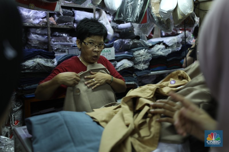Suasana keramaian di salah satu toko baju seragam sekolah di Jakarta, Senin (24/6/2024). Suasana keramaian di salah satu toko baju seragam sekolah di Jakarta, Senin (24/6/2024). (CNBC Indonesia/Tri Susilo)