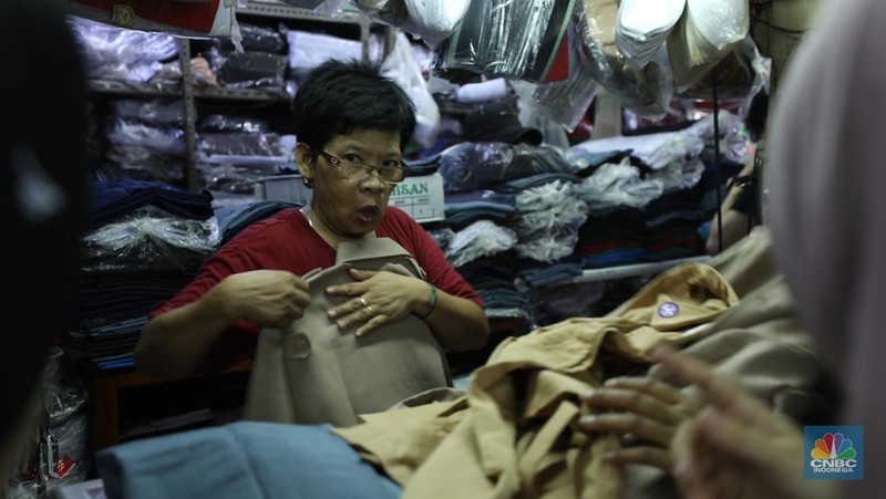 Suasana keramaian di salah satu toko baju seragam sekolah di Jakarta, Senin (24/6/2024). (CNBC Indonesia/Tri Susilo)