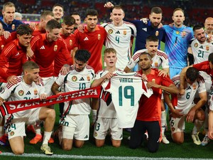Hungaria Menang Dramatis, Dedikasikan Hasil untuk Barnabas Varga