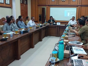 Warga Geruduk Pemkab Kulon Progo Sambat Bau-Lindi Bocor dari TPA Banyuroto