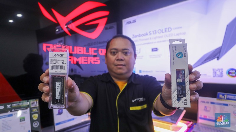 Calon pembeli melihat laptop yang dijual pada salah satu toko di Harco Mangga Dua, Jakarta, Selasa (25/6/2024). (CNBC Indonesia/Faisal Rahman)