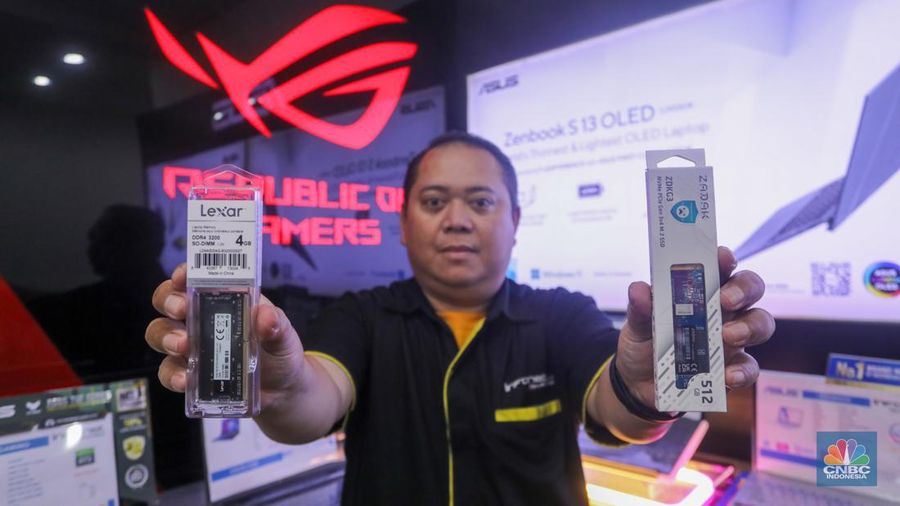 Calon pembeli melihat laptop yang dijual pada salah satu toko di Harco Mangga Dua, Jakarta, Selasa (25/6/2024). (CNBC Indonesia/Faisal Rahman)