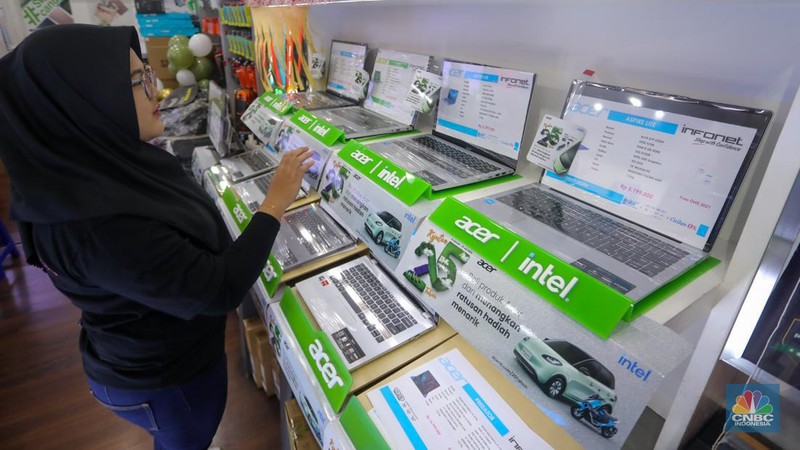 Calon pembeli melihat laptop yang dijual pada salah satu toko di Harco Mangga Dua, Jakarta, Selasa (25/6/2024). (CNBC Indonesia/Faisal Rahman)
