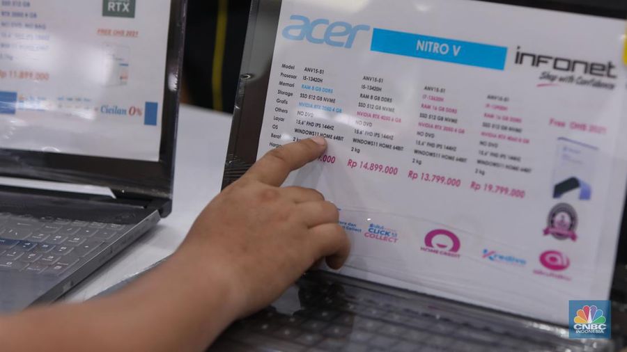 Calon pembeli melihat laptop yang dijual pada salah satu toko di Harco Mangga Dua, Jakarta, Selasa (25/6/2024). (CNBC Indonesia/Faisal Rahman)