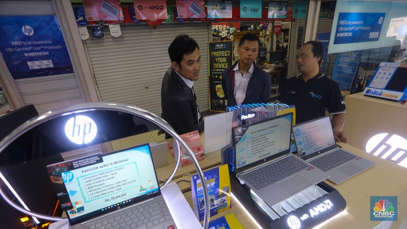 Calon pembeli melihat laptop yang dijual pada salah satu toko di Harco Mangga Dua, Jakarta, Selasa (25/6/2024). (CNBC Indonesia/Faisal Rahman)