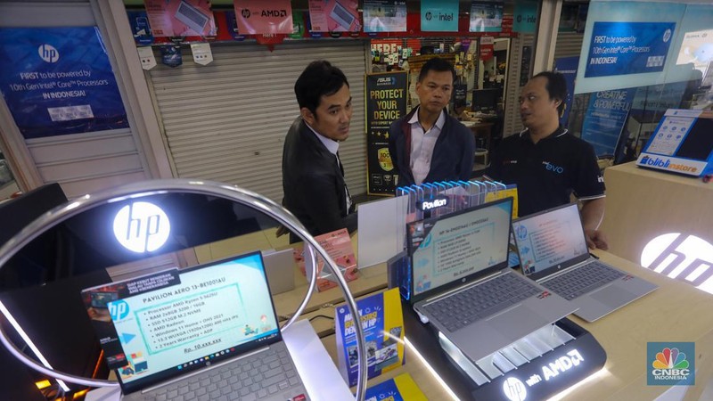 Calon pembeli melihat laptop yang dijual pada salah satu toko di Harco Mangga Dua, Jakarta, Selasa (25/6/2024). (CNBC Indonesia/Faisal Rahman)