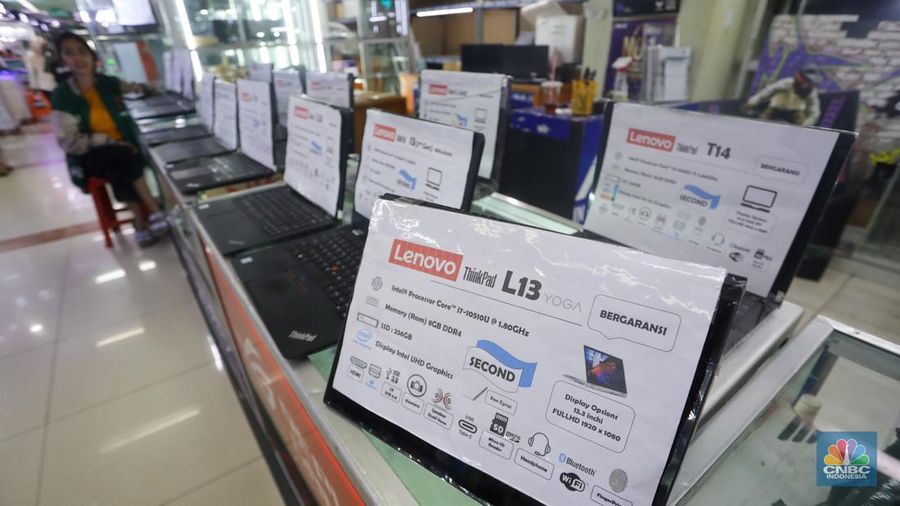 Calon pembeli melihat laptop yang dijual pada salah satu toko di Harco Mangga Dua, Jakarta, Selasa (25/6/2024). (վ/Faisal Rahman)