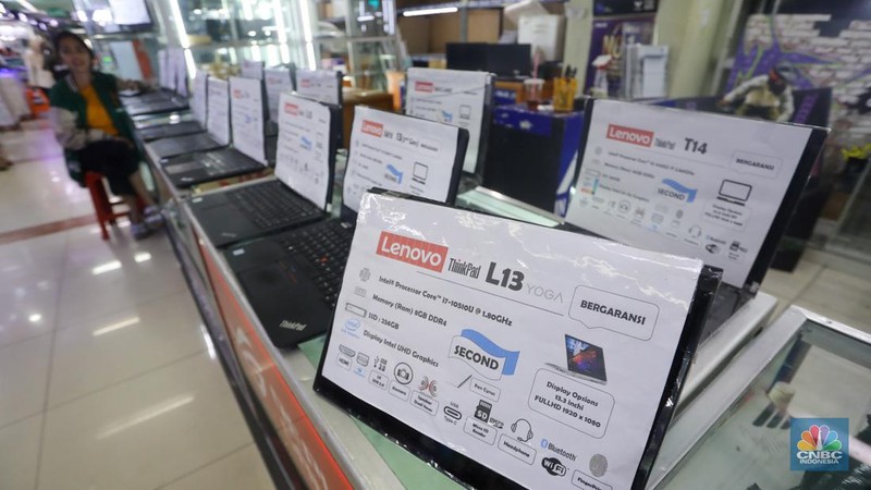 Calon pembeli melihat laptop yang dijual pada salah satu toko di Harco Mangga Dua, Jakarta, Selasa (25/6/2024). (CNBC Indonesia/Faisal Rahman)
