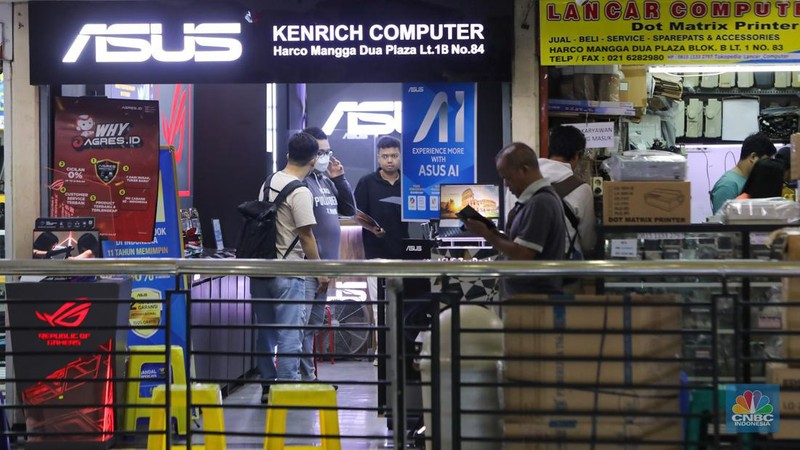 Calon pembeli melihat laptop yang dijual pada salah satu toko di Harco Mangga Dua, Jakarta, Selasa (25/6/2024). (CNBC Indonesia/Faisal Rahman)