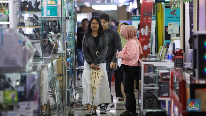 Calon pembeli melihat laptop yang dijual pada salah satu toko di Harco Mangga Dua, Jakarta, Selasa (25/6/2024). (CNBC Indonesia/Faisal Rahman)