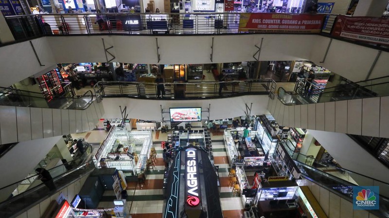 Calon pembeli melihat laptop yang dijual pada salah satu toko di Harco Mangga Dua, Jakarta, Selasa (25/6/2024). (CNBC Indonesia/Faisal Rahman)