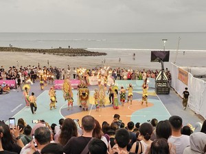 Ada yang Baru di Bali: Nonton Tari Kecak-Mobil Klasik di Pantai Kuta