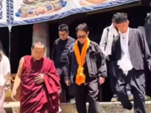 Viral Jet Li Menolak Dibantu Saat Turun Tangga Kuil Usai Diisukan Meninggal