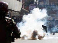 Gara-Gara Pajak Naik 1 Negara Kacau Balau, Kerusuhan Maut-DPR Diserbu
