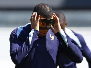 Mbappe: Main Pakai Topeng Kayak Nonton Euro dalam Bentuk 3D