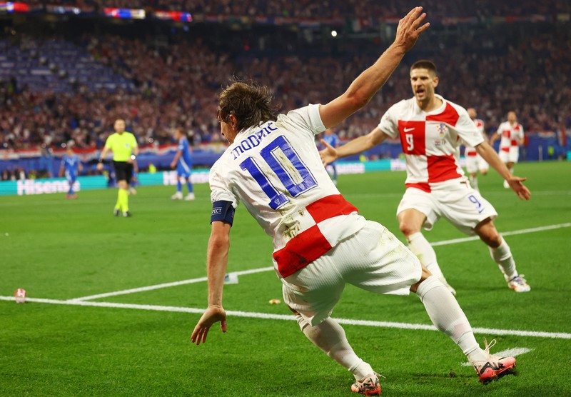 Reaksi Luka Modric dari Kroasia usai laga Grup B antara Kroasia melawan Italia pada turnamen sepak bola Euro 2024 di Leipzig, Jerman, Senin, 24 Juni 2024. Reaksi Luka Modric dari Kroasia usai laga Grup B antara Kroasia melawan Italia pada turnamen sepak bola Euro 2024 di Leipzig, Jerman, Senin, 24 Juni 2024. (AP Photo/Sunday Alamba)