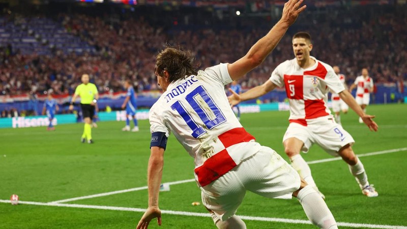 Reaksi Luka Modric dari Kroasia usai laga Grup B antara Kroasia melawan Italia pada turnamen sepak bola Euro 2024 di Leipzig, Jerman, Senin, 24 Juni 2024. (AP Photo/Sunday Alamba)