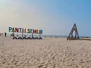 Hidden Gem Tuban Ini Gratis! Pantai Semilir Punya Sunset Estetik