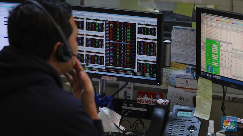 Pekerja memantau pergerakan Indeks Harga Saham Gabungan (IHSG) pada salah satu kantor Sekuritas di Jakarta, Selasa (25/6/2024). (CNBC Indonesia/Faisal Rahman)) Pekerja memantau pergerakan Indeks Harga Saham Gabungan (IHSG) pada salah satu kantor Sekuritas di Jakarta, Selasa (25/6/2024). (CNBC Indonesia/Faisal Rahman))